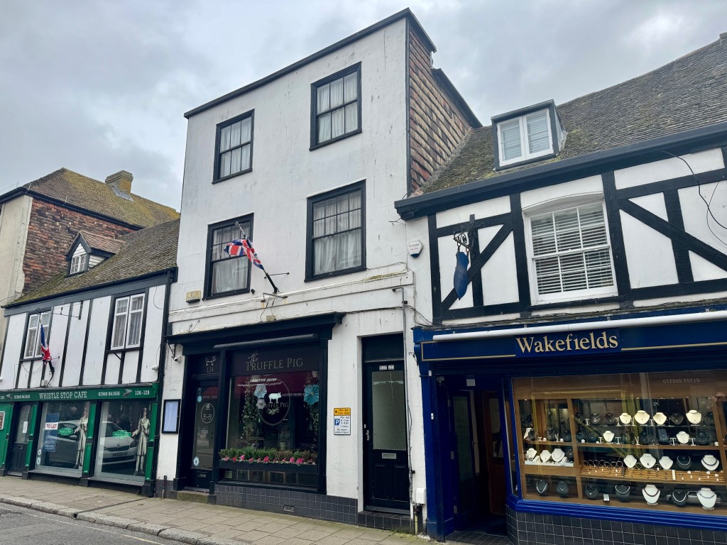 Lot: 46 - PERIOD COMMERCIAL AND RESIDENTIAL HIGH STREET INVESTMENT - The property High Street elevation